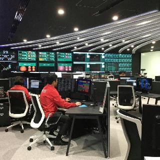 日立造船が公開した、ごみ焼却発電プラントの遠隔監視・運転支援センター＝２３日午前、大阪市（中山玲子撮影）