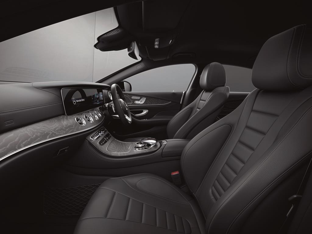 メルセデスベンツ ＣＬＳの車内