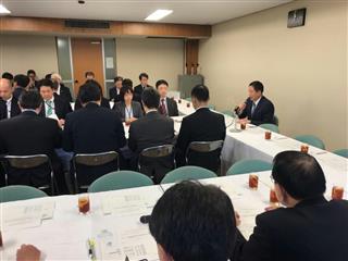 外国人労働者の受け入れ拡大について関係団体からヒアリングした自民党法務部会の関係者ら=23日午後、東京・永田町の自民党本部 外国人労働者の受け入れ拡大について関係団体からヒアリングした自民党法務部会の関係者ら=23日午後、東京・永田町の自民党本部