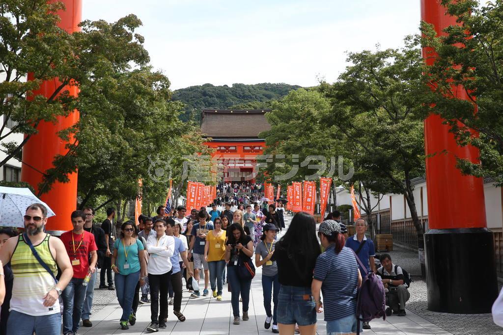 多くの外国人観光客が訪れる京都の観光名所、伏見稲荷大社の千本鳥居＝2017年9月、京都市伏見区（寺口純平撮影）