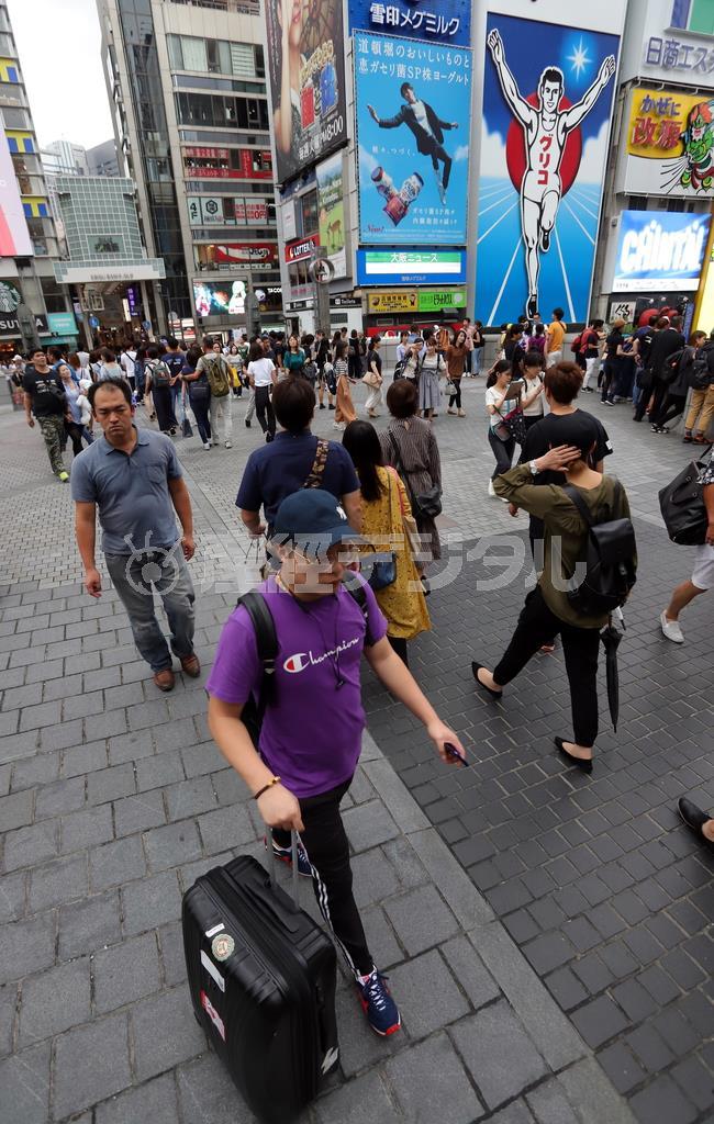 外国人観光客が数多く訪れる大阪・ミナミの道頓堀周辺＝2018年9月、大阪市中央区（渡辺恭晃撮影）