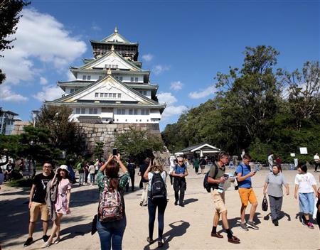 外国人観光客の人気スポットになっている大阪城公園＝10月1日、大阪市中央区（前川純一郎撮影）