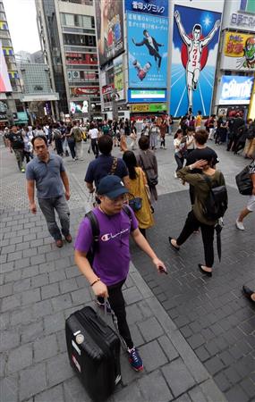 外国人観光客が数多く訪れる大阪・ミナミの道頓堀周辺＝2018年9月、大阪市中央区（渡辺恭晃撮影）