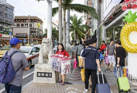 海外から来た観光客でにぎわう那覇市の国際通り