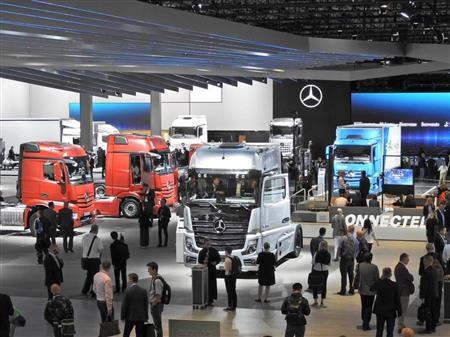 独ダイムラーは世界最大の商用車ショー「ＩＡＡ国際モーターショー」で、丸々２つのホールを占有し技術や商品力をアピールした＝９月、ドイツ・ハノーバー（臼井慎太郎撮影）