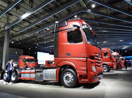 独ダイムラーは世界最大の商用車ショー「ＩＡＡ国際モーターショー」のプレスデーで、自動運転機能搭載の新型大型トラック「アクトロス」を公開した＝９月、ドイツ・ハノーバー（臼井慎太郎撮影）