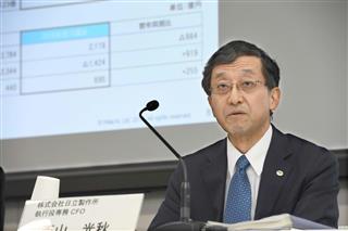 決算内容を説明する日立製作所の西山光秋ＣＦＯ＝２６日午後、東京都千代田区