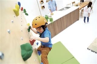 パナソニックホームズが学研ホールディングスと共同開発した子育て世帯向け住宅の、ボルダリングができるスペースのイメージ パナソニックホームズが学研ホールディングスと共同開発した子育て世帯向け住宅の、ボルダリングができるスペースのイメージ