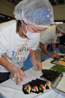 ギネス世界記録を目指し、手巻きずしを巻くキッコーマングループの社員ら＝２８日、千葉県流山市（江田隆一撮影）