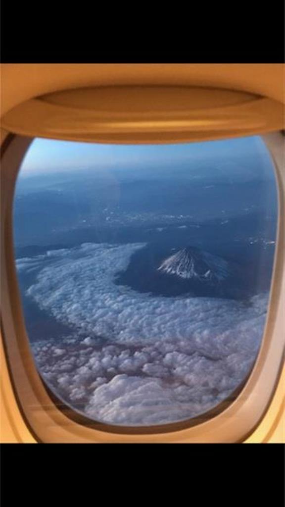 羽田から香港へ向かう機内からみえる富士山