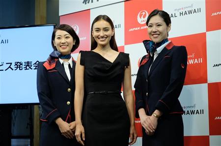 日本航空「ＪＡＬＨＡＷＡＩＩ」の新商品・サービス発表会で、記念撮影に応じる長谷川潤さん（中央）＝９月１３日、東京都中央区（日野稚子撮影）