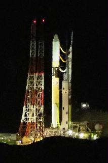 温室効果ガス観測衛星「いぶき２号」などを搭載して発射地点に移動したＨ２Ａロケット４０号機＝２８日午後、鹿児島県南種子町のＪＡＸＡ種子島宇宙センター（草下健夫撮影）