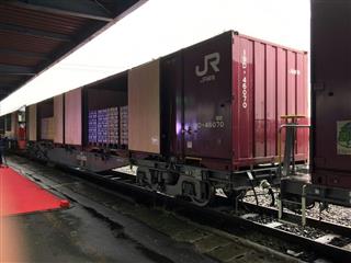 共同配送のため、札幌貨物ターミナル駅でコンテナに積載された各社のビール製品（キリンビール提供）