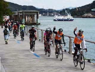 ゴールに向け海岸沿いを走る「サイクリングしまなみ」に参加したサイクリスト=広島県尾道市 ゴールに向け海岸沿いを走る「サイクリングしまなみ」に参加したサイクリスト=広島県尾道市