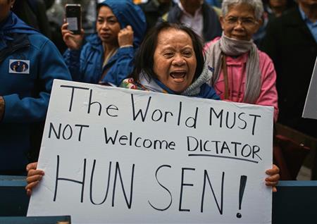 米ニューヨークで開かれた国連集会中に、フン・セン首相の「独裁政治」に対して抗議の声を上げる人々＝９月２８日（ＡＰ）