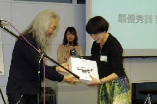 デジタルハリウッド大学の杉山知之学長（左）から最優秀賞の表彰を受ける大洞博美さん