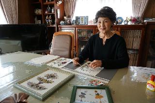 元気になり、自宅で押し花を楽しむ高原幸子さん＝大阪府河内長野市