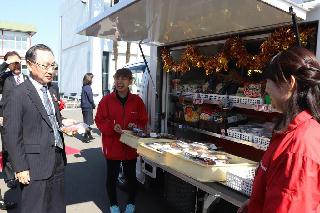 ＪＡはが野の移動販売車「わいわいはが野号」＝30日、栃木県真岡市八條のＪＡはが野本店