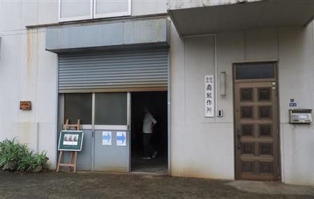 「ギャラリー南製作所」の正面入り口。まち工場時代「有限会社南製作所」の看板もそのままかかっている＝東京都大田区