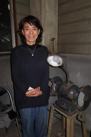 実家のまち工場をギャラリーにした水口恵子さん。父の形見の道具とともに＝東京都大田区「ギャラリー南製作所」