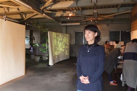 実家のまち工場をギャラリーにした水口恵子さん。空間を生かしたインスタレーションが展示されていた＝東京都大田区