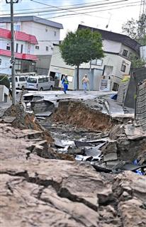 【北海道地震】道路が沈下し、建物が傾いた住宅街=6日午後、札幌市清田区(宮崎瑞穂撮影) 【北海道地震】道路が沈下し、建物が傾いた住宅街=6日午後、札幌市清田区(宮崎瑞穂撮影)
