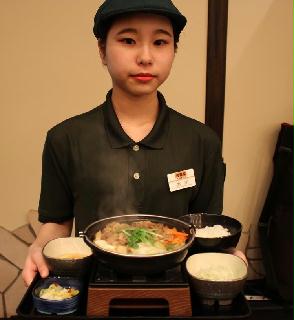 １１月１日から全国で発売される吉野家の冬の定番メニュー「牛すき鍋膳」＝３１日、東京都目黒区（八倉陽平撮影）