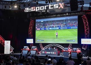 「東京ゲームショウ２０１８」で行われたｅスポーツの国際親善試合でプレーするオランダと日本の代表選手＝９月２０日、千葉市の幕張メッセ