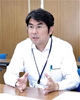 チョウザメ養殖について説明する豊根村の青山幸一地域振興課長