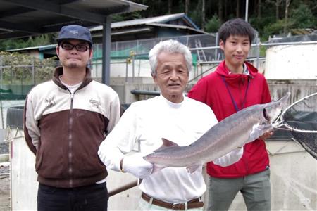 豊根村でチョウザメの養殖に取り組む熊谷仁志さん（中央）と地域おこし協力隊の２人