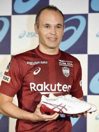 アシックスとアドバイザリースタッフ契約を結び、ポーズをとるＪリーグ・ヴィッセル神戸のアンドレス・イニエスタ選手＝１０月２２日、東京都内