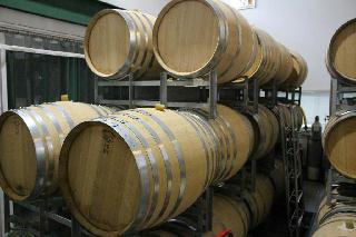 ワイナリーにはオーク材でできたたるが所狭しと積み上げられている。温度や湿度などたるの管理には細心の注意を払っている