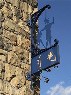 第３回長崎市都市景観賞奨励賞を受賞した南蛮ボード。長崎市内にある写真館・月光スタジオの蚊焼鍛冶看板