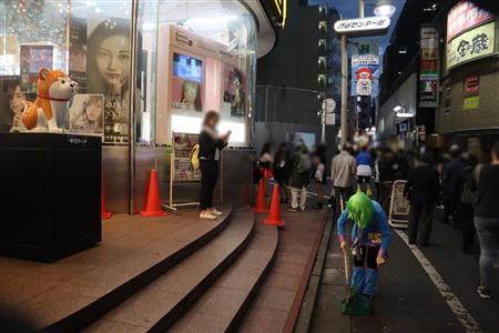 店の前で清掃活動に取り組む仮装姿の店員