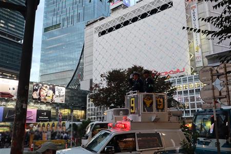 群衆に呼びかける警察