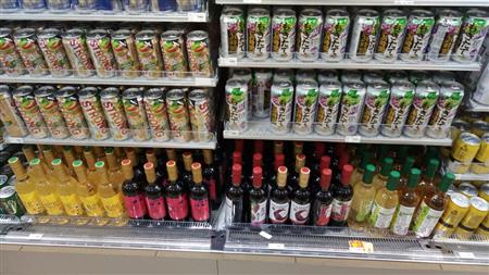 若者向けのアルコールを中心に陳列するコンビニ