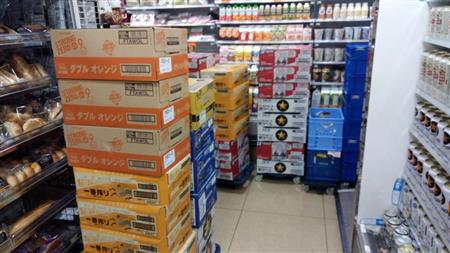 通路をふさぐほど積み上がった箱