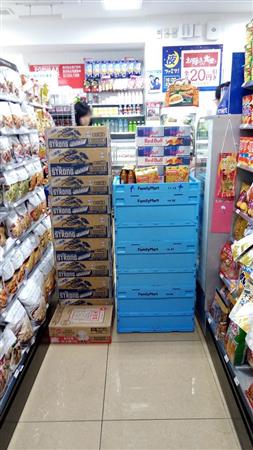 通路をふさぐほど積み上がった箱