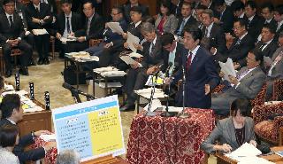２日、衆院予算委員会で外国人受け入れ問題について答弁を行う安倍晋三首相＝国会・衆院第１委員室（春名中撮影）