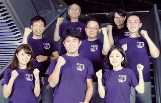 スタッフＴシャツを着て気合を入れる特許庁のベンチャー支援チーム＝東京・霞が関