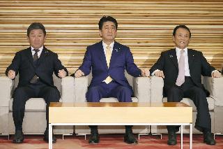 閣議に臨む（左から）茂木敏充経済再生相、安倍晋三首相、麻生太郎財務相＝６日午前、首相官邸