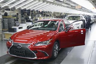 トヨタ自動車九州の宮田工場で量産が始まった「レクサスES」=7日午後、福岡県宮若市 トヨタ自動車九州の宮田工場で量産が始まった「レクサスES」=7日午後、福岡県宮若市