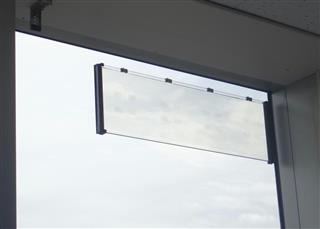 ドコモとＡＧＣが共同開発した世界初の透明な基地局アンテナ（ＡＧＣ提供）