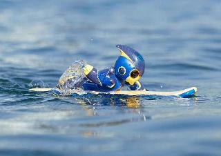 広島県廿日市市の厳島神社の大鳥居を目指して泳ぐ「エボルタＮＥＯ（ネオ）くん」＝１０日