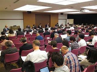 依存に対する適切な取り組みについて等、それぞれの立場から意見を交わした