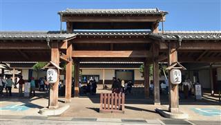 関所のような化粧室の入口