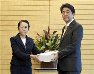 会計検査院の２０１７年度決算検査報告を柳麻理検査官（左）から受け取る安倍首相＝９日午後、首相官邸