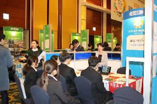 韓国で日本企業１００社超が集まる就職面接会で、リクルートスーツ姿で詰めかけた韓国人学生ら＝７日、ソウル市内（石川有紀撮影）