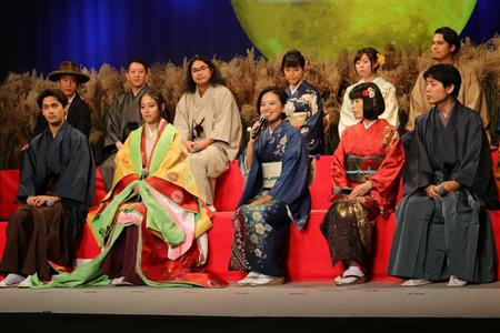 「映画ドラえもんのび太の月面探査記」の製作発表会見で意気込みを語る作家の辻村深月さん（前列中央）（高橋天地撮影）