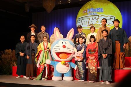 「映画ドラえもんのび太の月面探査記」の製作発表会見。ドラえもん（中央）と声優を務める広瀬アリスら俳優陣（高橋天地撮影）
